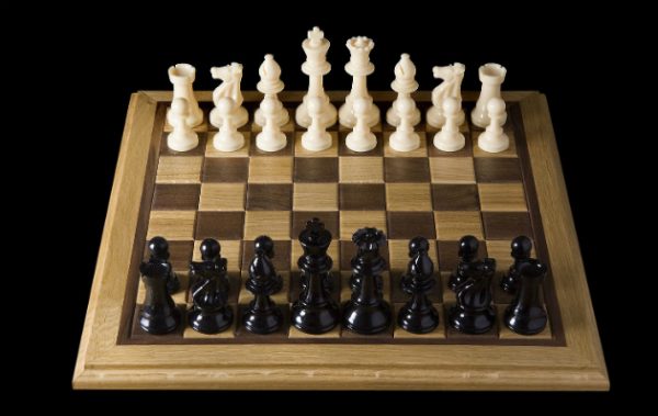 É racista o fato de a peça branca fazer o primeiro movimento no xadrez? -  Quora