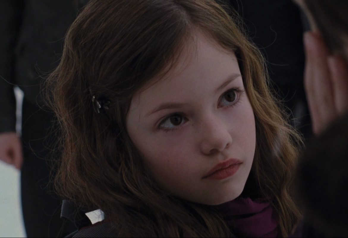 Como está a atriz que interpretou Renesmee, 5 anos depois 